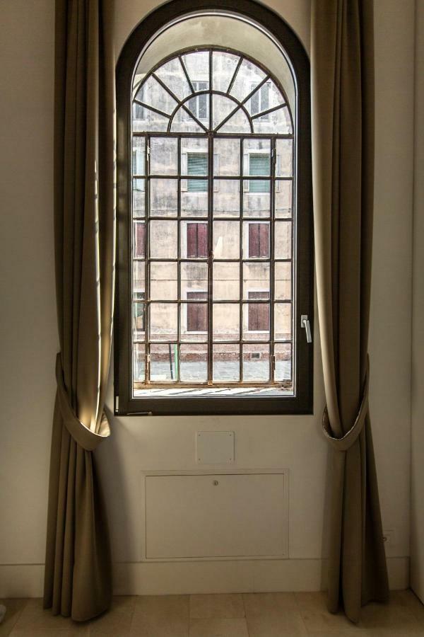 Elegant Fornasa Vecia, Canal View With A Beautiful Garden R&R Venezia Esterno foto